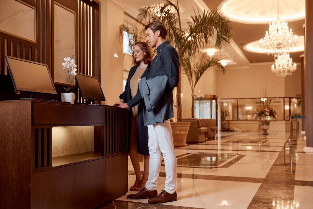 Hostia v ubytovaní Grand Hotel Palace