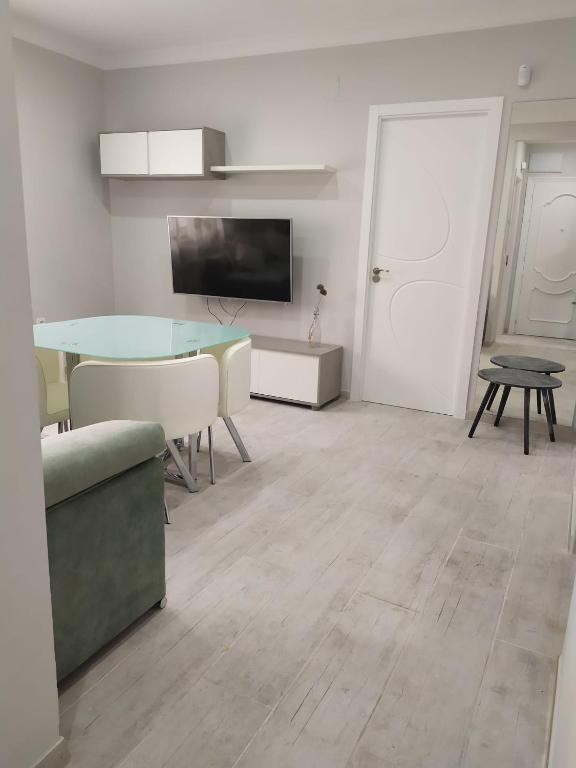 Televízia a/alebo spoločenská miestnosť v ubytovaní Precioso piso 3 dormitorios, aire acondicionado Jerez de la Frontera