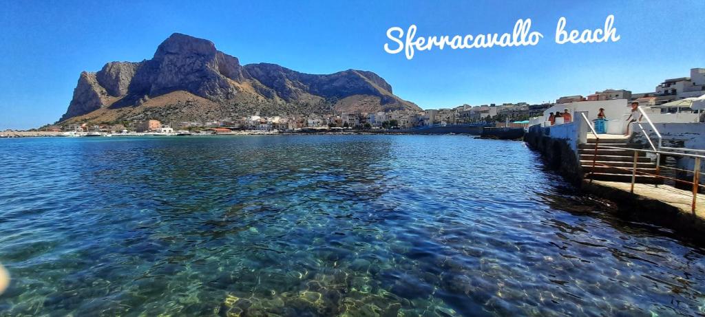 巴勒莫Casa il Bergamotto的享有水景,背景是山脉