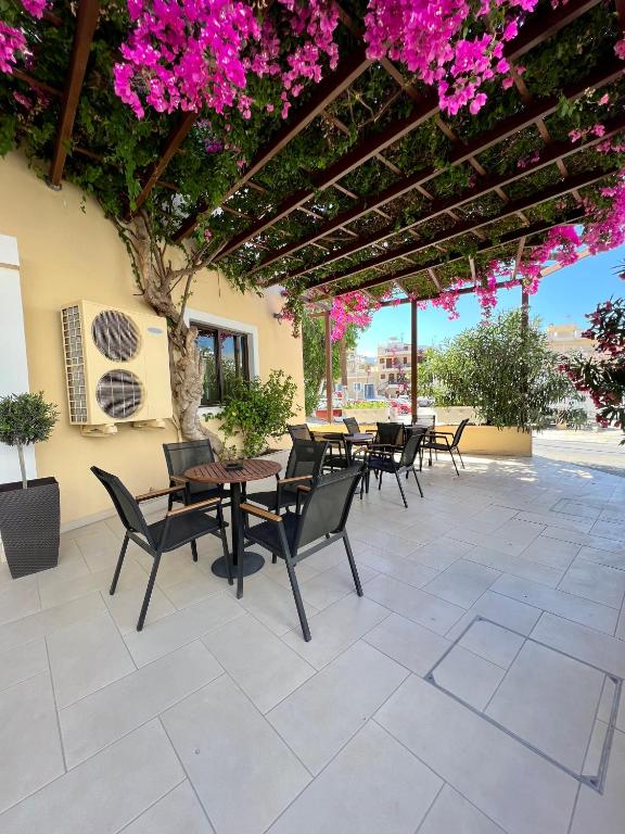 Patio nebo venkovní prostory v ubytování Titania Hotel Karpathos