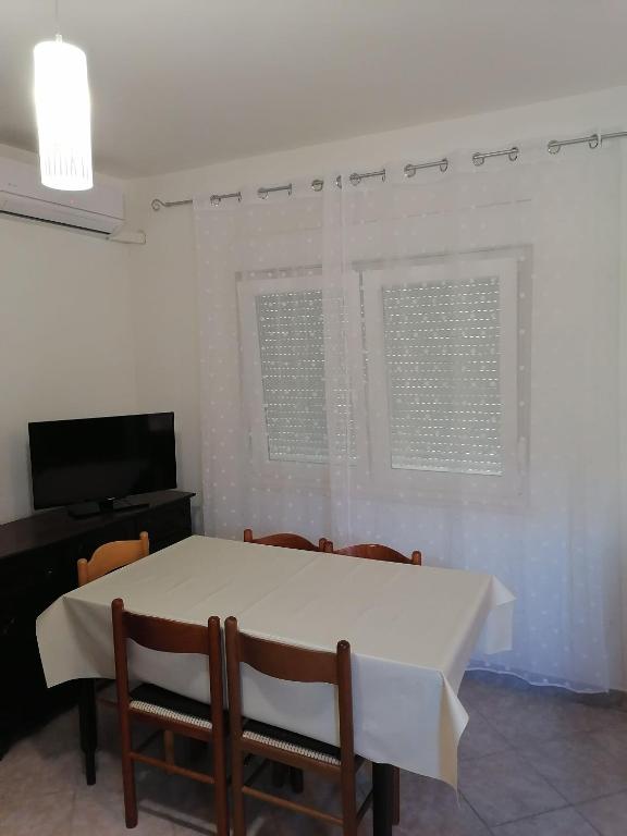 TV a/nebo společenská místnost v ubytování Apartments Zdenka