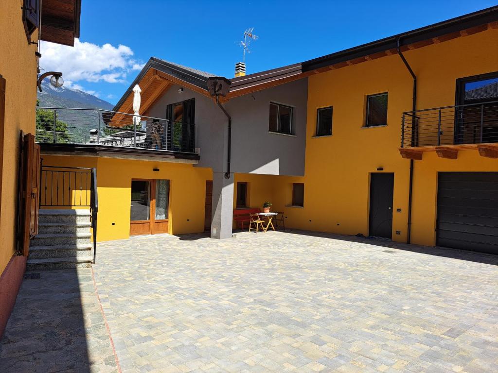 un parking vide devant un bâtiment dans l'établissement La maison de Chantal, à Fenis