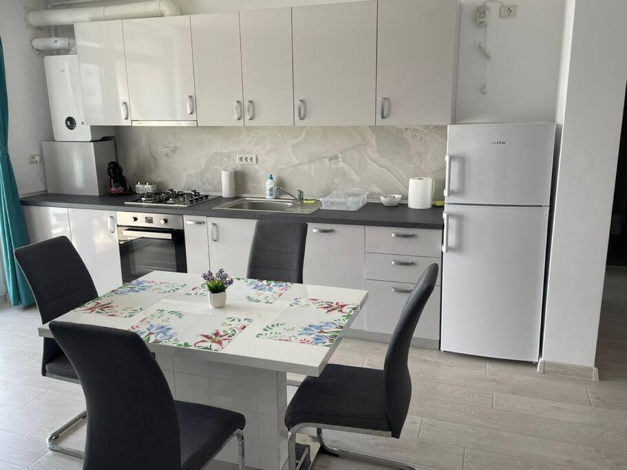 Kuchyň nebo kuchyňský kout v ubytování REBREANU RESIDENCE LUX APARTMEN