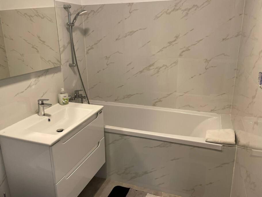 Koupelna v ubytování REBREANU RESIDENCE LUX APARTMEN