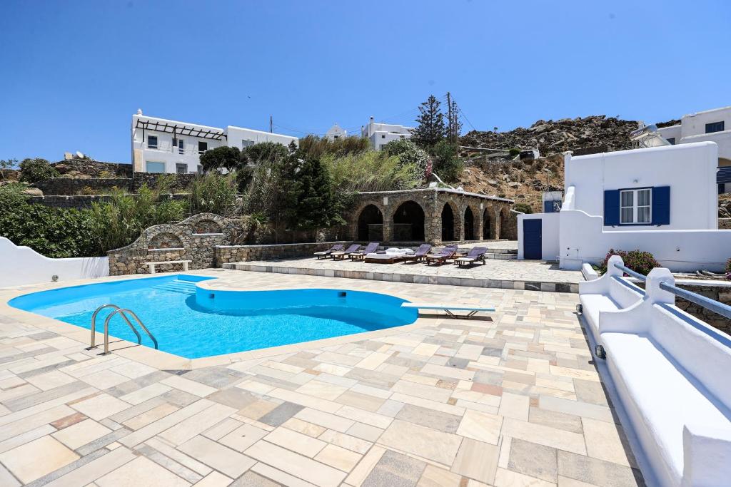 Bassein majutusasutuses Mykonos in White või selle lähedal