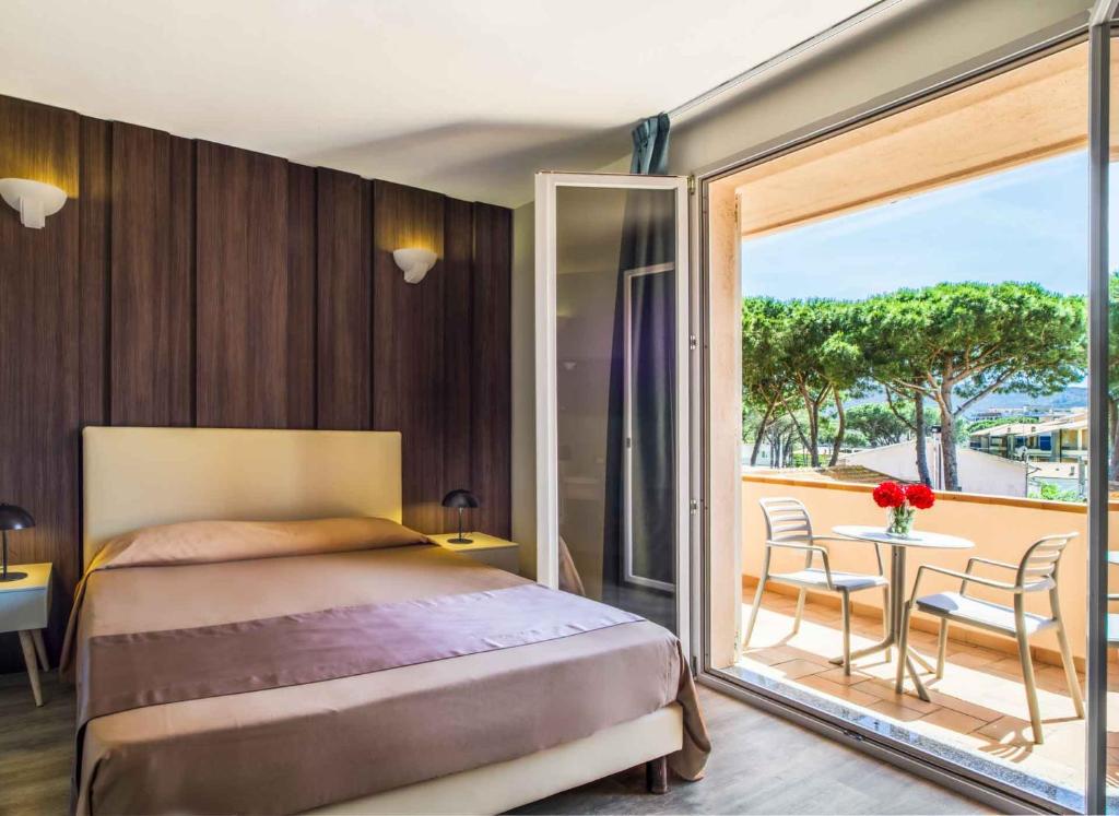 Posteľ alebo postele v izbe v ubytovaní Hotel Riva del Sole