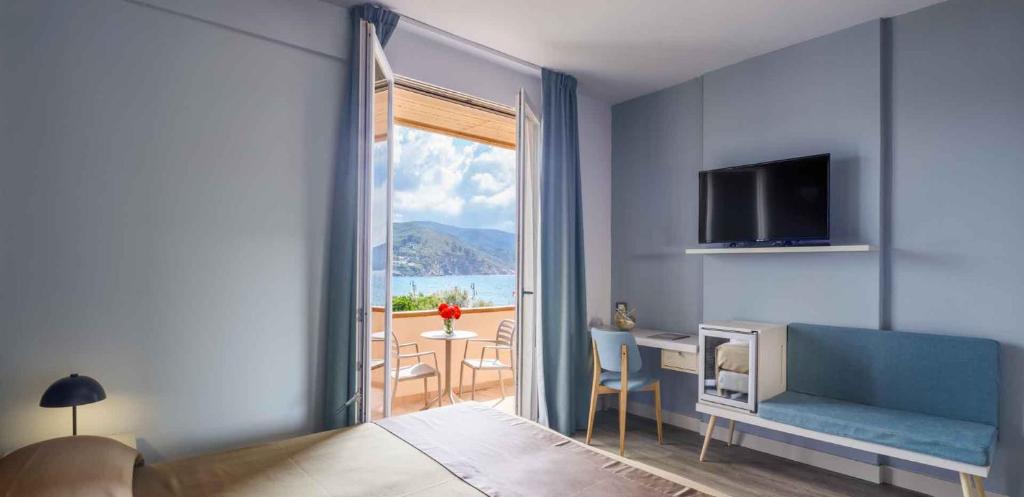 Televízia a/alebo spoločenská miestnosť v ubytovaní Hotel Riva del Sole