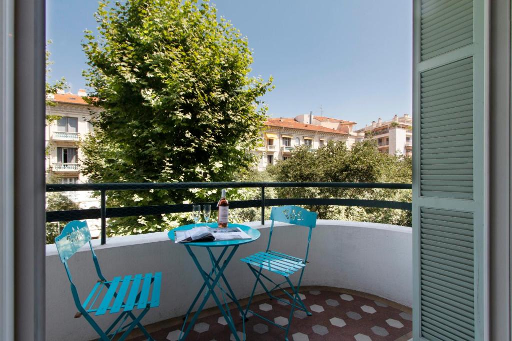 un patio con 2 sillas y una mesa en el balcón en Maison Bianchi - Victor Hugo en Niza