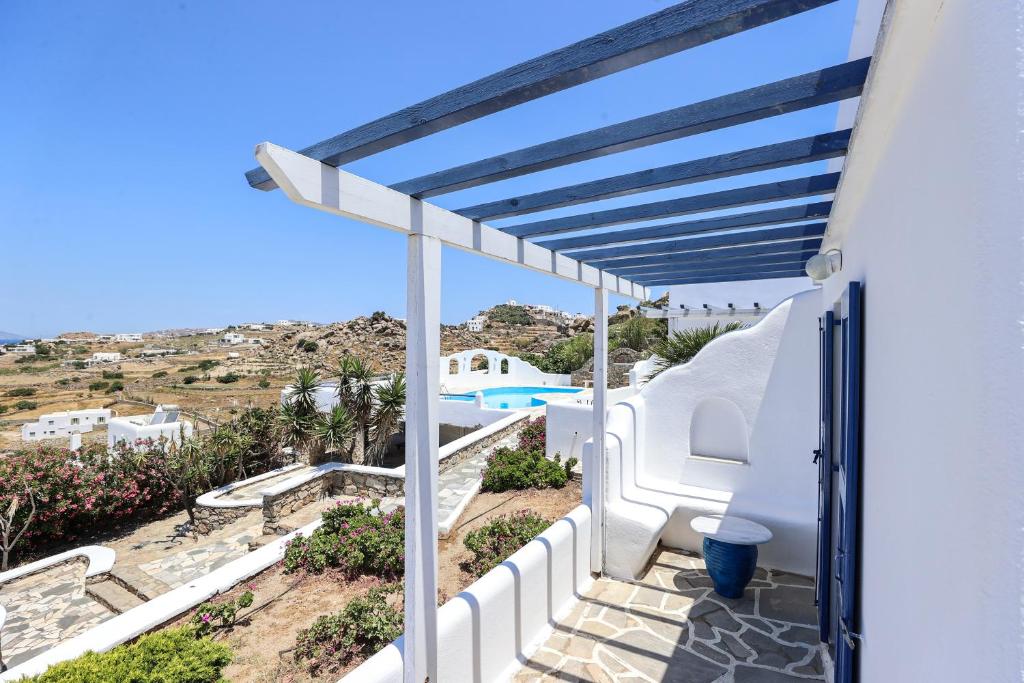 Bassein majutusasutuses Mykonos in White või selle lähedal