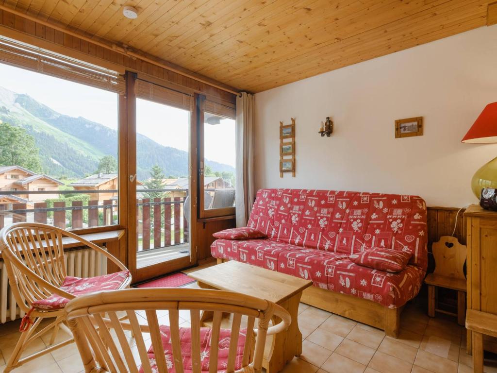 d'un salon avec un canapé et un balcon. dans l'établissement Duplex 3 pièces avec balcon, proche pistes La Clusaz - FR-1-304-122, à La Clusaz