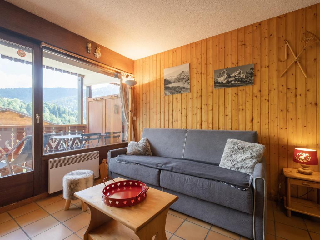 - un salon avec un canapé bleu et une table dans l'établissement Studio La Clusaz, 1 pièce, 4 personnes - FR-1-304-55, à La Clusaz