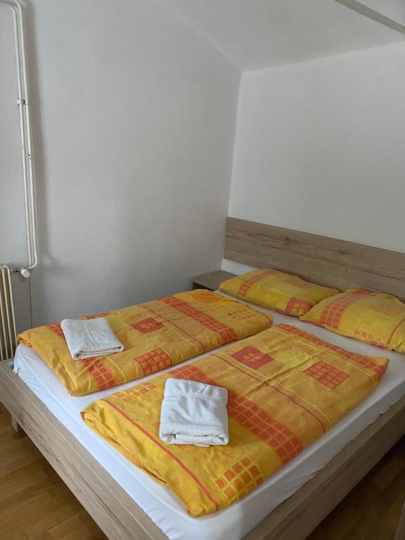 Postel nebo postele na pokoji v ubytování Youth Hostel Nika