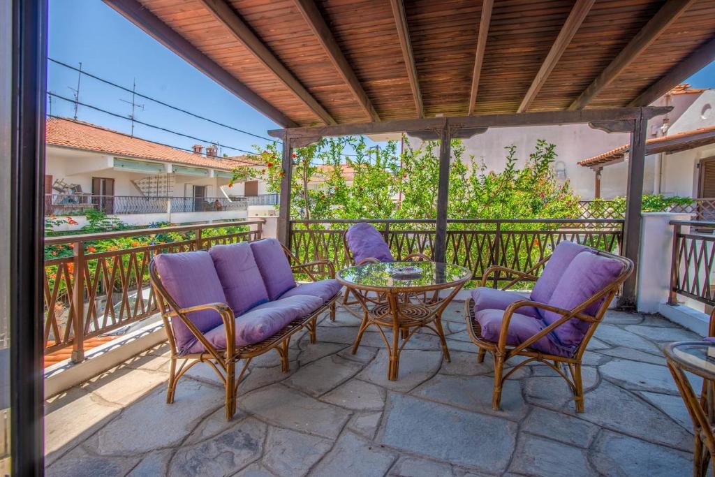 House in Polihrono with 2 bdrms 40mtrs from beach