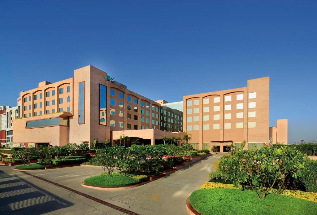 un gran edificio con una calle delante en Yashail Hotel Haridwar, en Haridwar