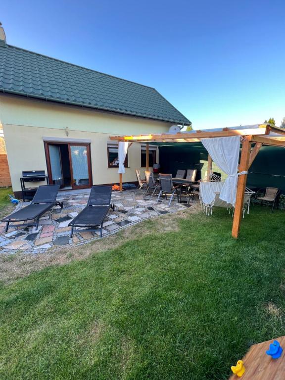 patio z krzesłami i namiotem na dziedzińcu w obiekcie kormoran-sarbinowo w Sarbinowie