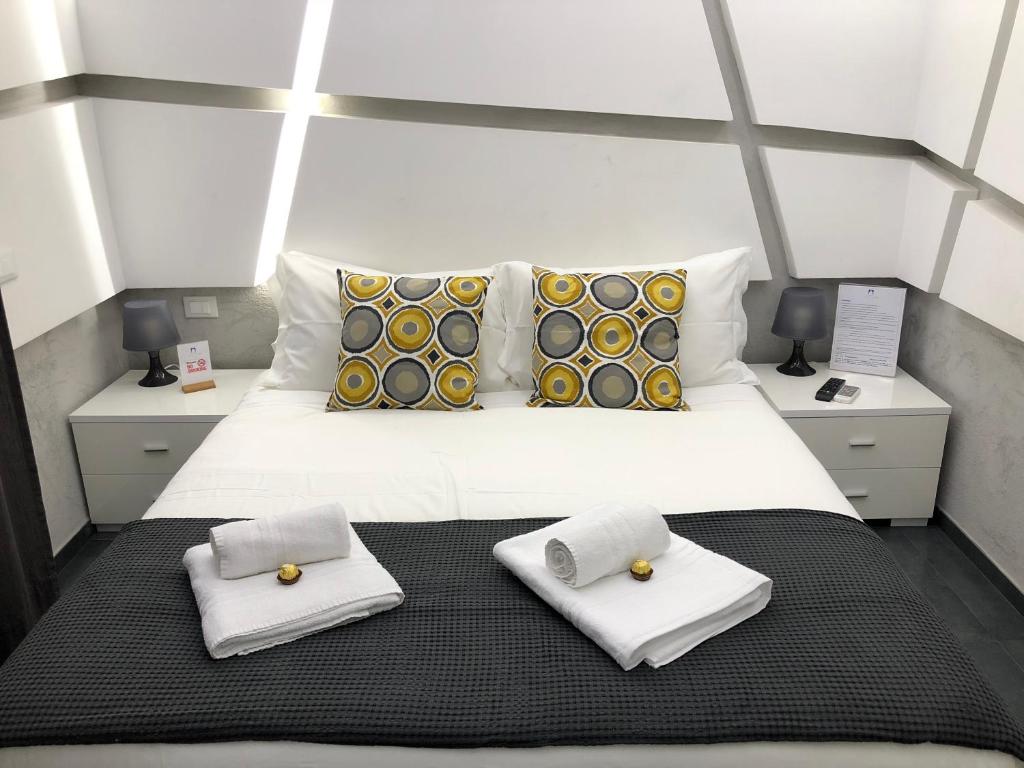 um quarto com uma cama grande e 2 almofadas em Le Vie del Vaticano em Roma