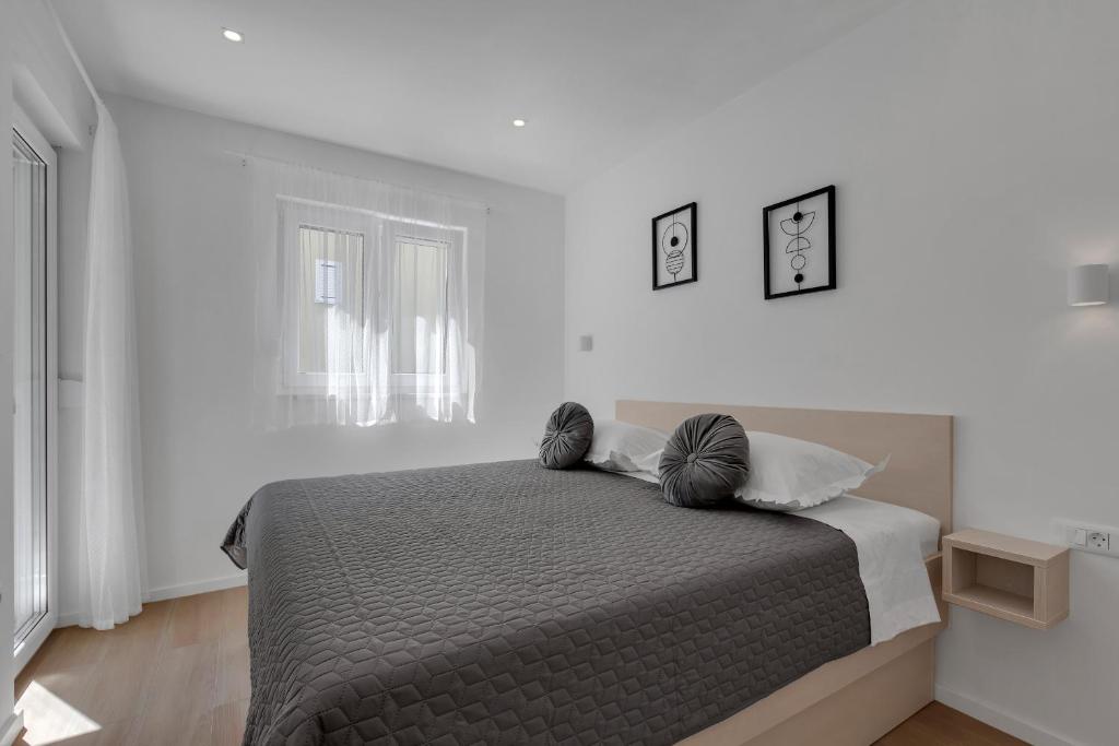 Postel nebo postele na pokoji v ubytování Apartman Roza, prekrasni novi apartman s parkingom