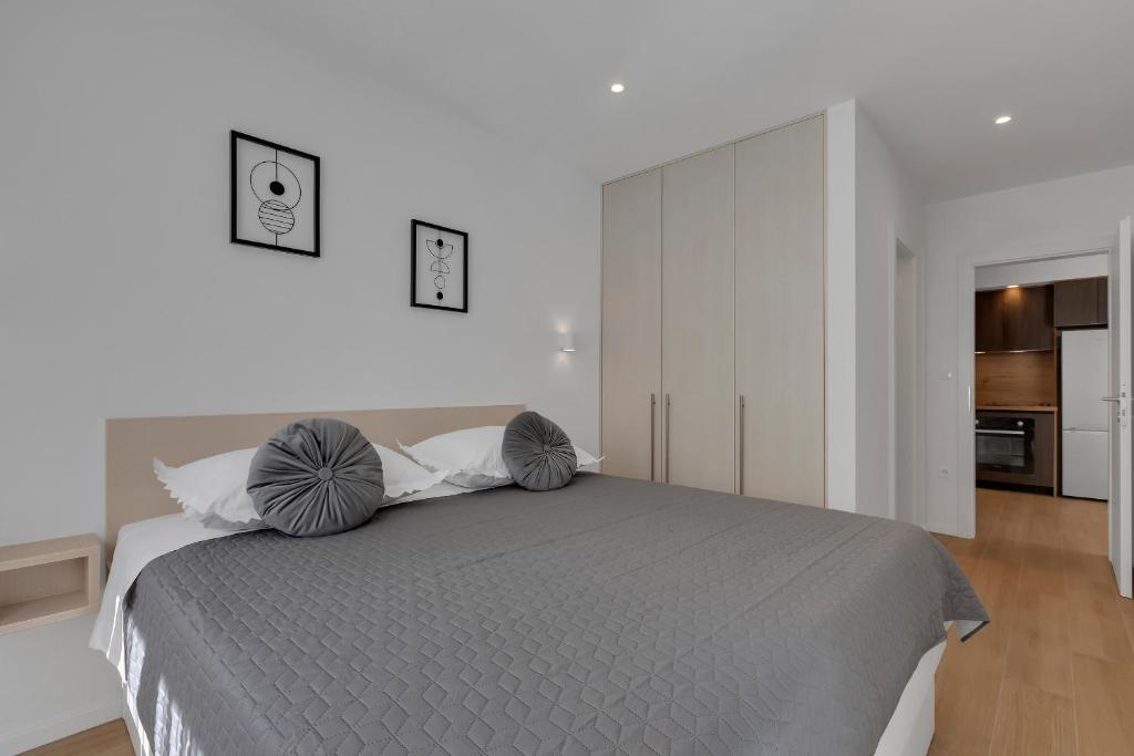 Postel nebo postele na pokoji v ubytování Apartman Roza, prekrasni novi apartman s parkingom