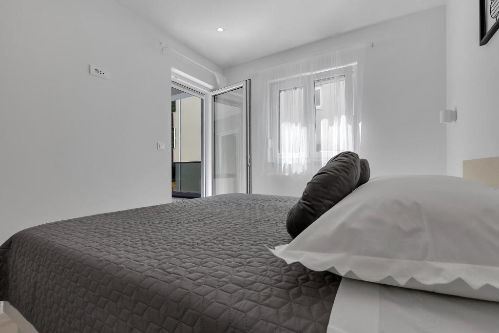 Postel nebo postele na pokoji v ubytování Apartman Roza, prekrasni novi apartman s parkingom