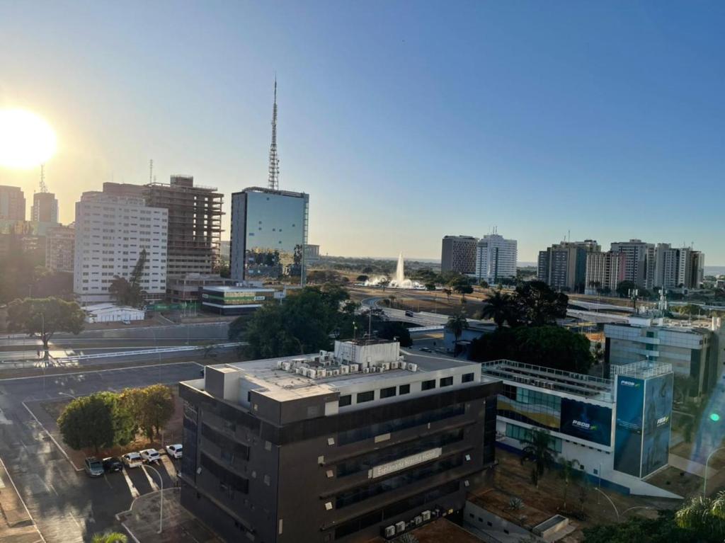 a view of a city skyline with a building at Bonaparte: flat com suíte, vista incrível e WI-FI in Brasilia
