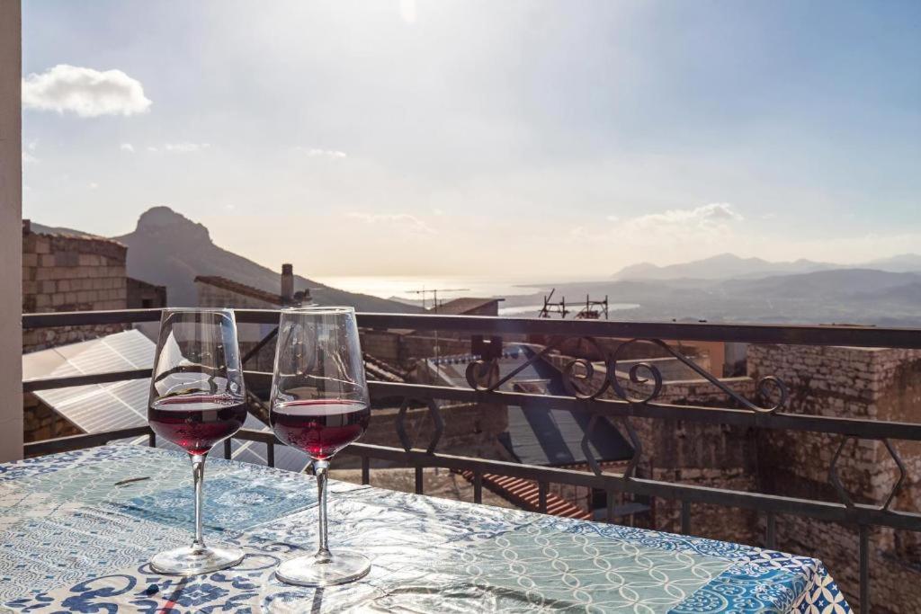 twee glazen rode wijn zittend op een tafel bij Casa Sui Tetti in Baunei