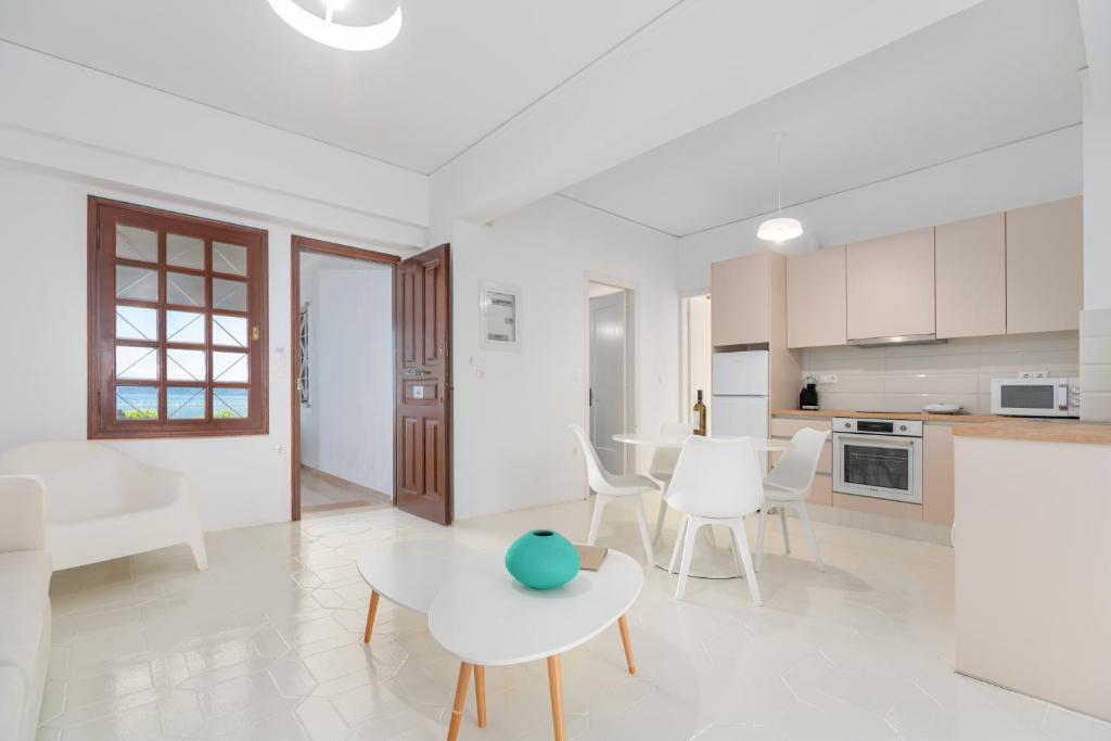 Dapur atau dapur kecil di COSTA VASIA Seaside Suites and Apartments
