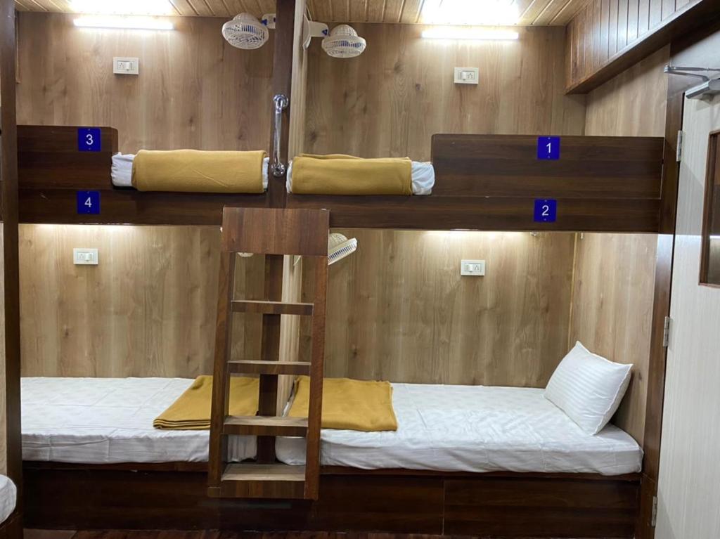 Un ou plusieurs lits superposés dans un hébergement de l'établissement City Stay AC Deluxe Hostel