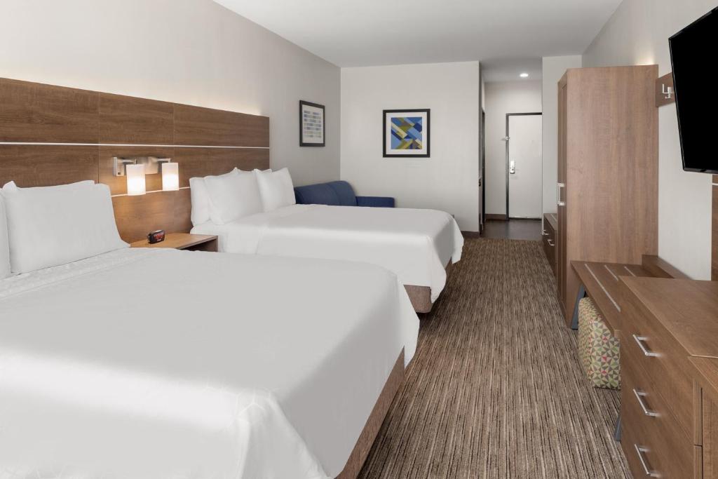 Postel nebo postele na pokoji v ubytování Holiday Inn Express & Suites Graham by IHG