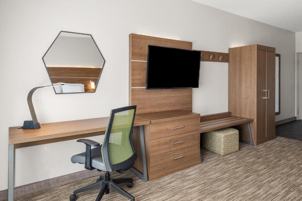 TV a/nebo společenská místnost v ubytování Holiday Inn Express & Suites Graham by IHG
