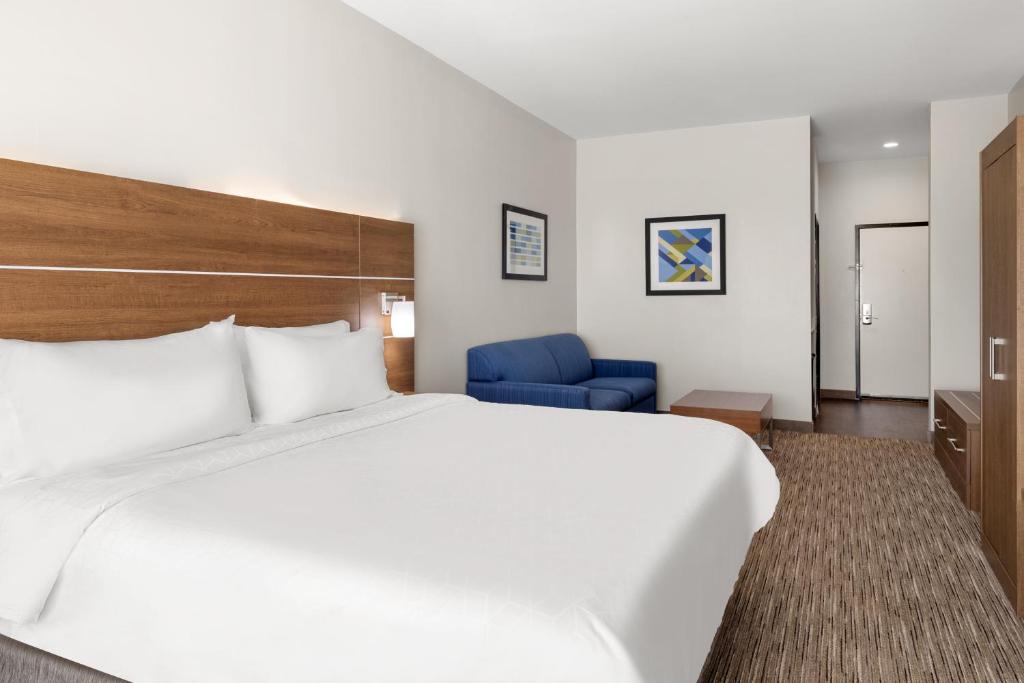 Postel nebo postele na pokoji v ubytování Holiday Inn Express & Suites Graham by IHG