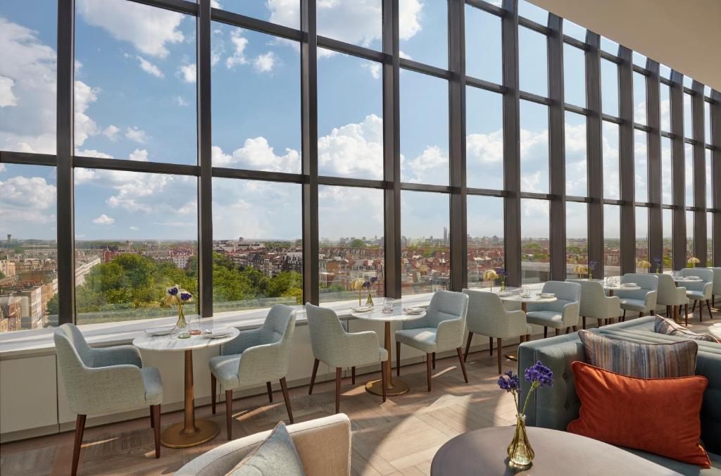 Posezení v ubytování Jumeirah Carlton Tower London