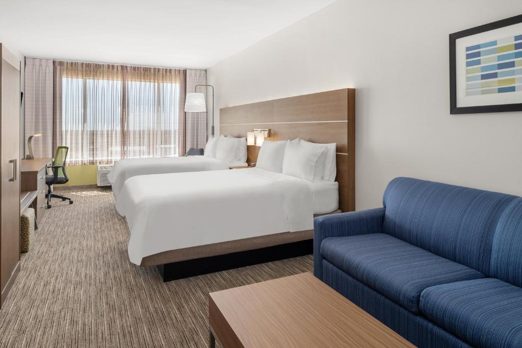 Postel nebo postele na pokoji v ubytování Holiday Inn Express & Suites Graham by IHG