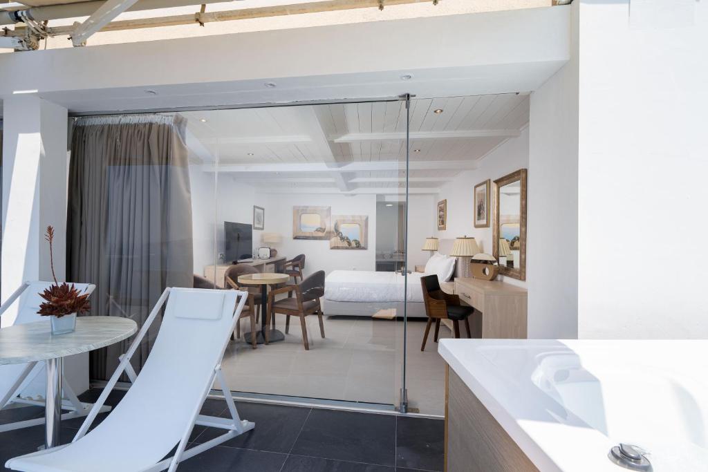Postel nebo postele na pokoji v ubytování Kratiras View Luxury Suites