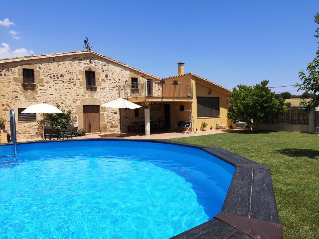 una gran piscina frente a una casa en Masoveria de Cal Sastre en Girona