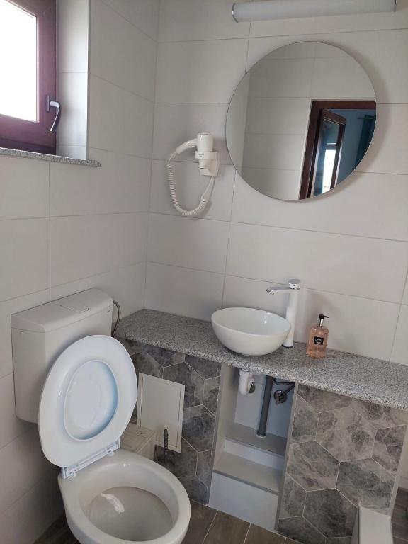Koupelna v ubytování ALBDEVARA MAR SRL