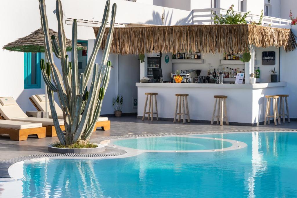 Bazén v ubytování Nissia Beach Apartments & Suites nebo v jeho okolí