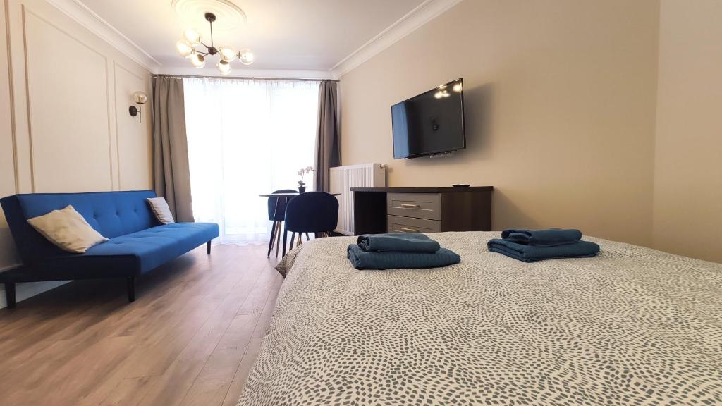 um quarto com uma cama com duas almofadas azuis em Ariańska 8A by Homeprime em Cracóvia
