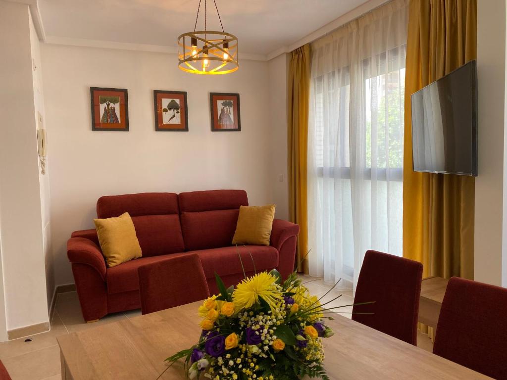 - un salon avec un canapé rouge et une table dans l'établissement PLAZAMAYOR, à Calp