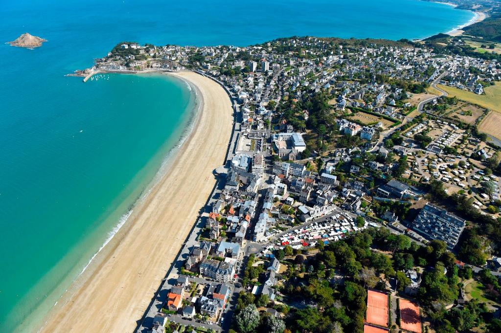 una vista aérea de una playa y el océano en Charmant Studio à Deux Pas de la Plage de Pléneuf-Val-André, en Pléneuf-Val-André