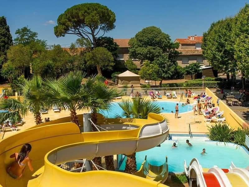 ein großer Pool mit Menschen in einem Resort in der Unterkunft Mobil home « lysea », 6p, Clim in Agde