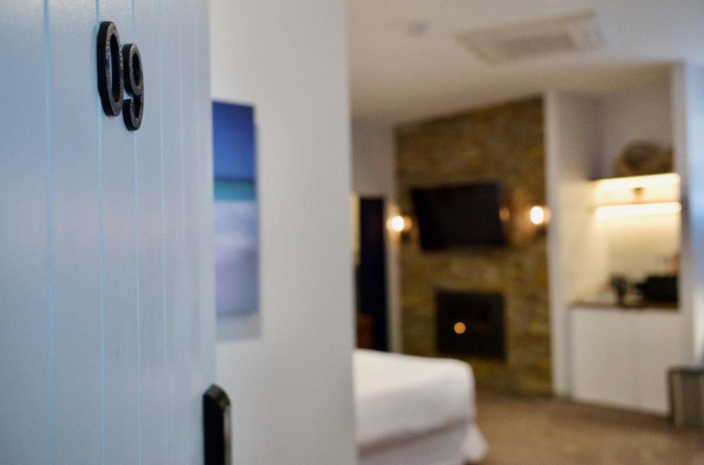 uma vista para um quarto com uma cama num quarto em Bay Of Fires Apartments em St Helens