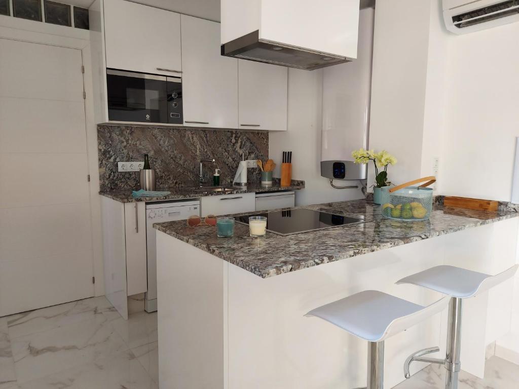 Kuchyň nebo kuchyňský kout v ubytování NIDO DEL AMOR deluxe 1a linéa Terraza Indoorpool Wifi Aire Netflix 10 metros a Cala del Pino