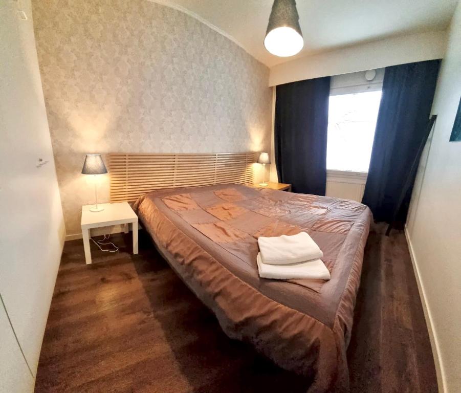 ein Schlafzimmer mit einem Bett mit zwei Handtüchern darauf in der Unterkunft Cozy house with sauna 10 min walk to Santa Claus Village in Rovaniemi