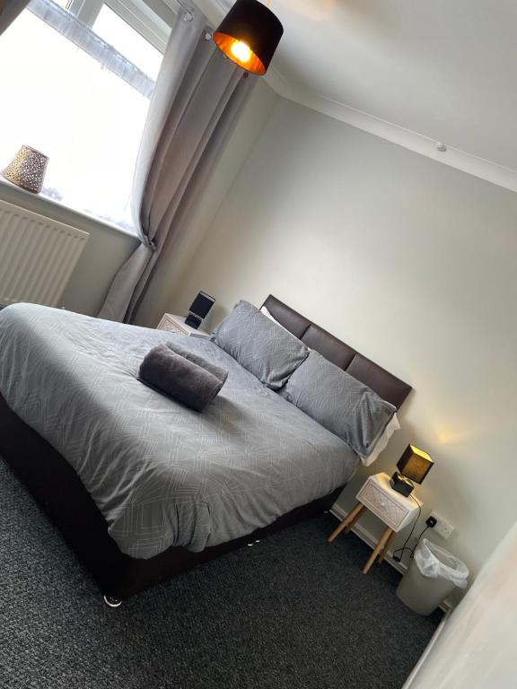 um quarto com uma cama e uma janela em Ancaster Apartments em Brumby