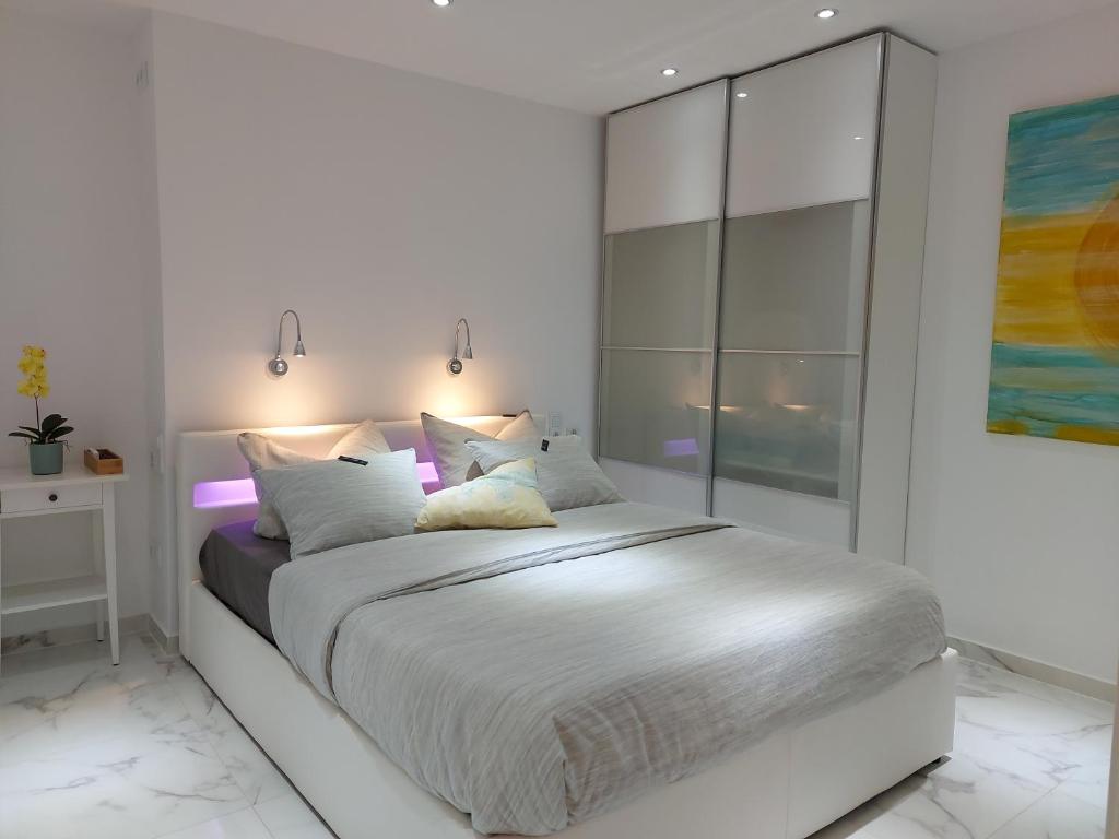 Postel nebo postele na pokoji v ubytování NIDO DEL AMOR deluxe 1a linéa Terraza Indoorpool Wifi Aire Netflix 10 metros a Cala del Pino