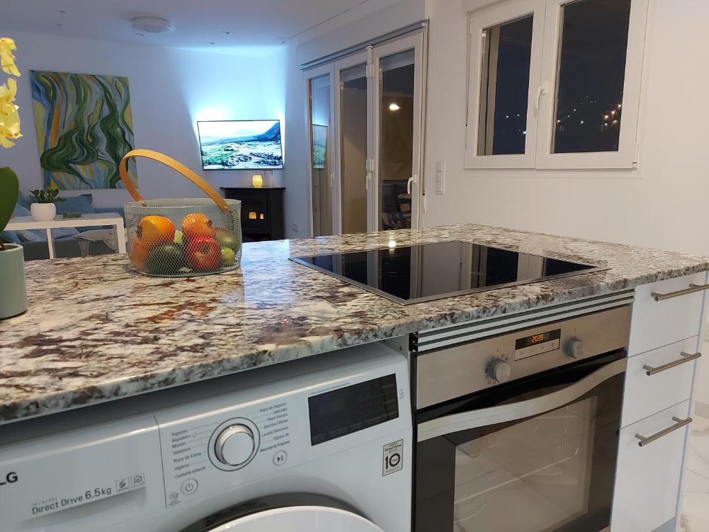 Kuchyň nebo kuchyňský kout v ubytování NIDO DEL AMOR deluxe 1a linéa Terraza Indoorpool Wifi Aire Netflix 10 metros a Cala del Pino