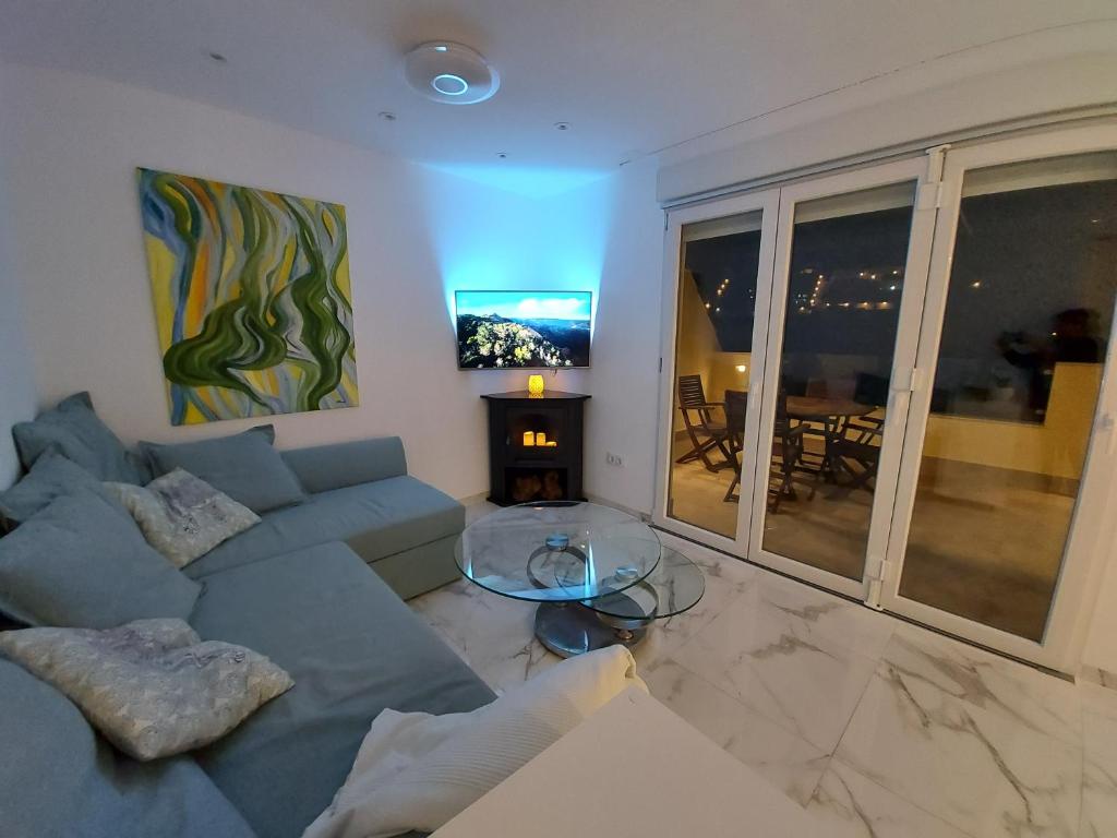 TV a/nebo společenská místnost v ubytování NIDO DEL AMOR deluxe 1a linéa Terraza Indoorpool Wifi Aire Netflix 10 metros a Cala del Pino