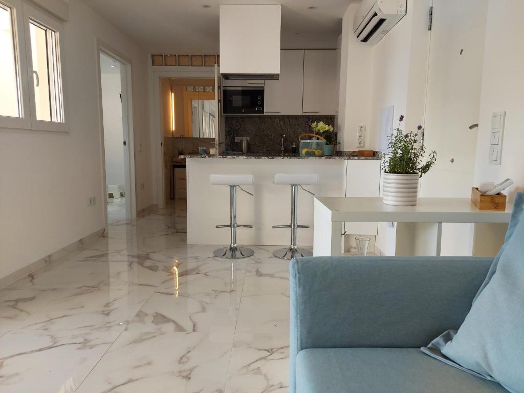 Kuchyň nebo kuchyňský kout v ubytování NIDO DEL AMOR deluxe 1a linéa Terraza Indoorpool Wifi Aire Netflix 10 metros a Cala del Pino