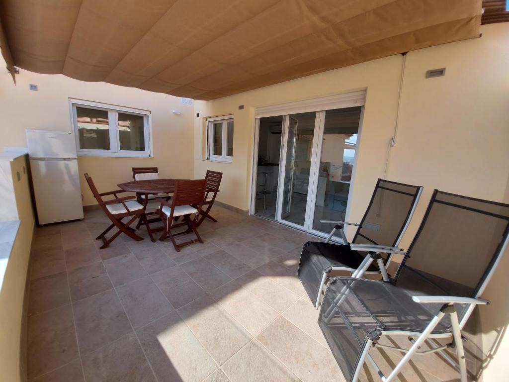 Posezení v ubytování NIDO DEL AMOR deluxe 1a linéa Terraza Indoorpool Wifi Aire Netflix 10 metros a Cala del Pino