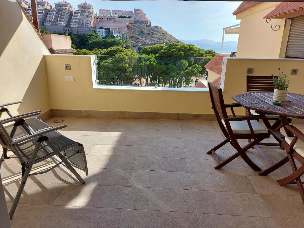 Balkón nebo terasa v ubytování NIDO DEL AMOR deluxe 1a linéa Terraza Indoorpool Wifi Aire Netflix 10 metros a Cala del Pino